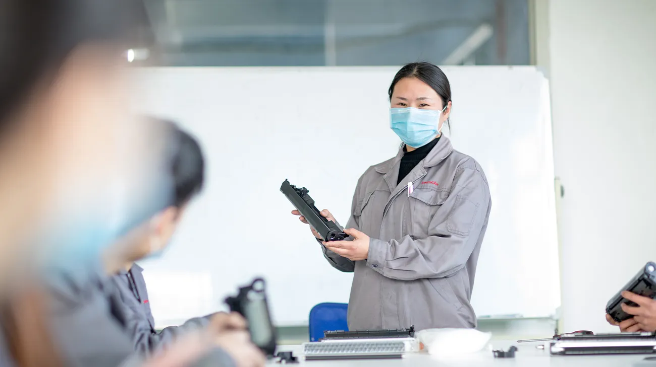 依托原厂专项技术培训，IKON研发工程团队与各大生产厂商、原材料供应商紧密协作，严格遵循原厂全套技术规范与行业标准，做到合规生产。